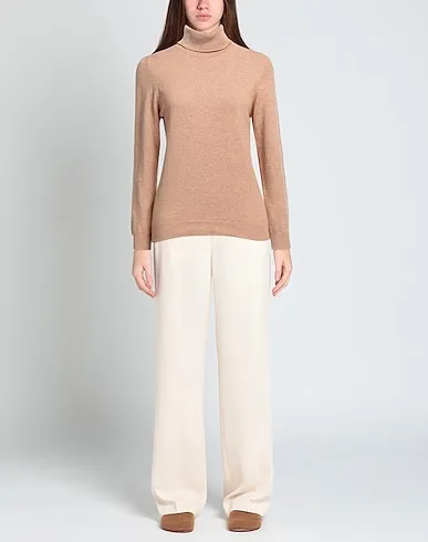 https://images.styletyx.com/images/camel-knitted-cashmere-blend-daughter-3084439_2.webp