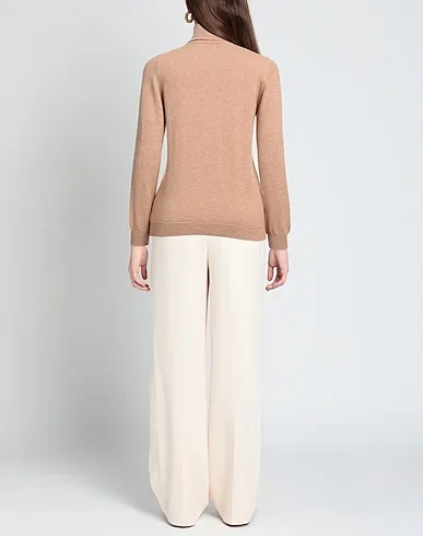https://images.styletyx.com/images/camel-knitted-cashmere-blend-daughter-3084439_3.webp