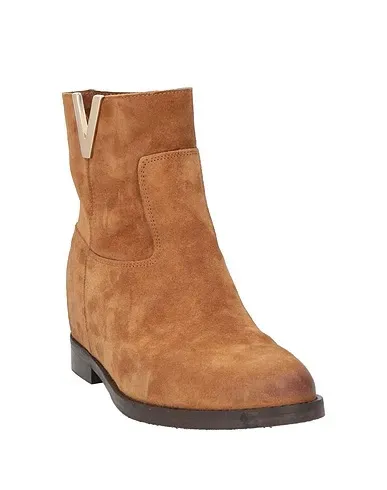 https://images.styletyx.com/images/camel-leather-ankle-boot-gaia-shoes-1549562968_2.webp