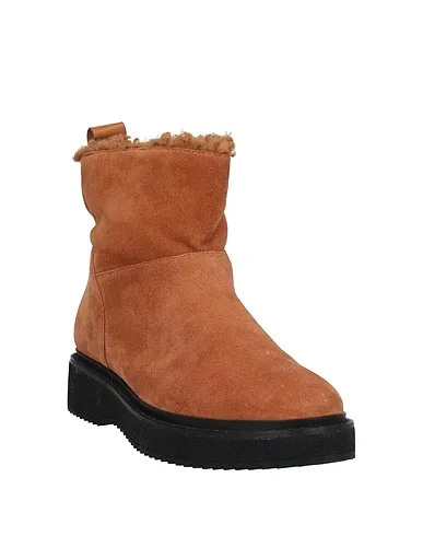 https://images.styletyx.com/images/camel-leather-ankle-boot-hoor-1004117113_2.webp