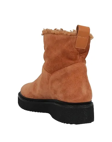 https://images.styletyx.com/images/camel-leather-ankle-boot-hoor-1004117113_3.webp