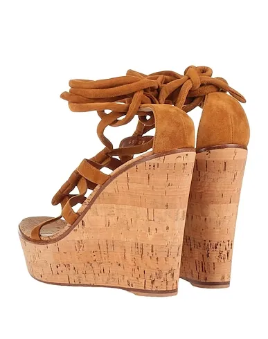 https://images.styletyx.com/images/camel-leather-mules-and-clogs-gianvito-rossi-13419392_3.webp