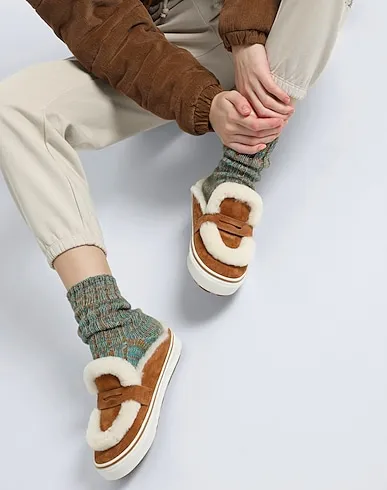 https://images.styletyx.com/images/camel-leather-mules-and-clogs-ua-style-53-cozy-mule-dx-vans-13070343_4.webp