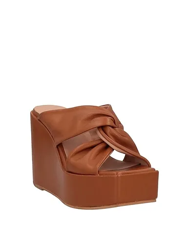 https://images.styletyx.com/images/camel-leather-sandals-pierfrancesco-vincenti-710508283_2.webp