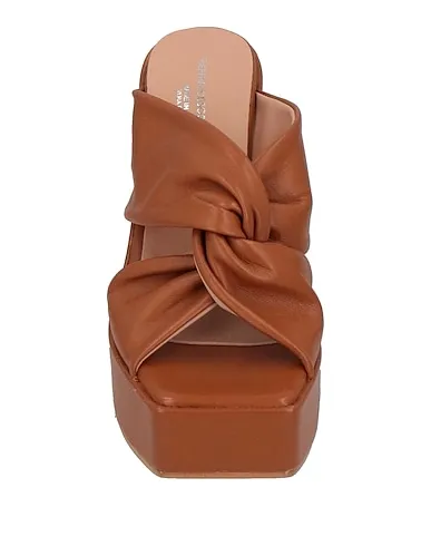 https://images.styletyx.com/images/camel-leather-sandals-pierfrancesco-vincenti-710508283_4.webp