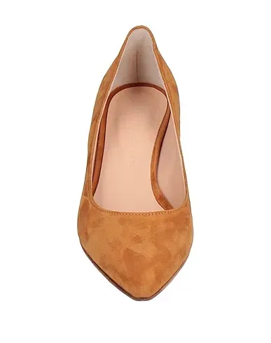 https://images.styletyx.com/images/camel-pump-fauzian-jeunesse-1353467_4.webp