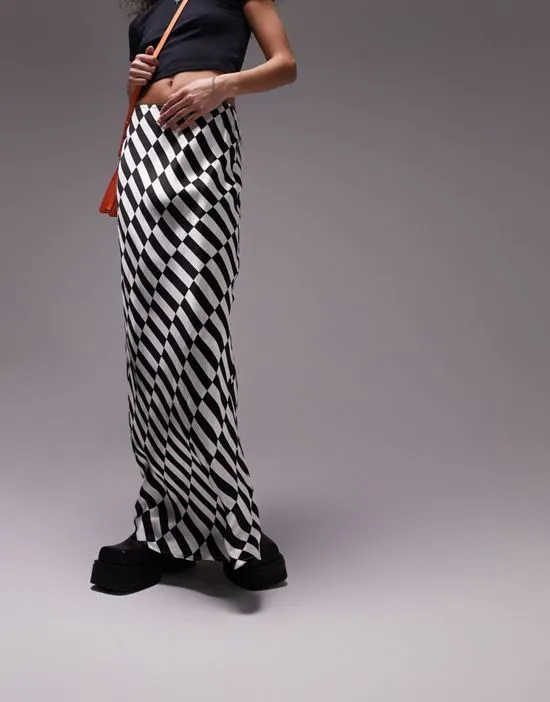 https://images.styletyx.com/images/checkerboard-maxi-skirt-in-monochrome-topshop-13169131_1.webp