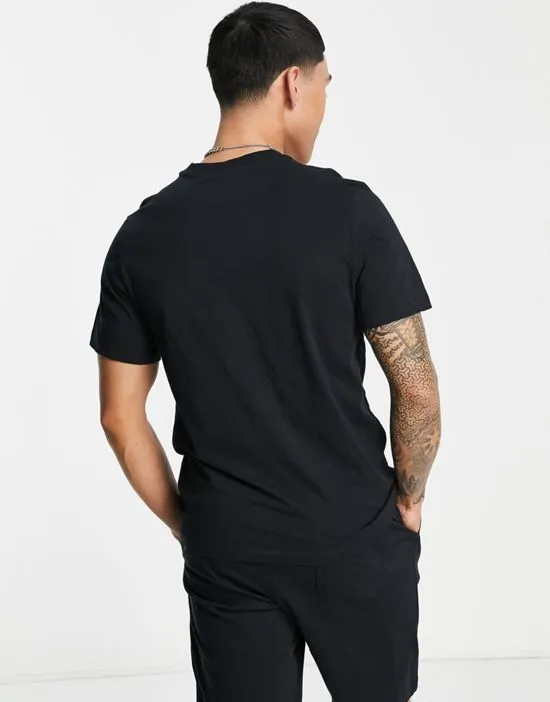 https://images.styletyx.com/images/club-t-shirt-in-black-nike-94524471_3.webp