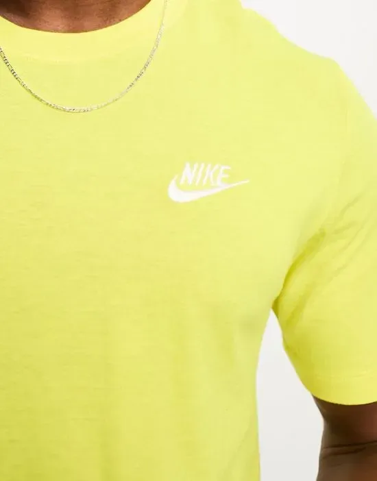 https://images.styletyx.com/images/club-t-shirt-in-yellow-nike-1907154303_2.webp