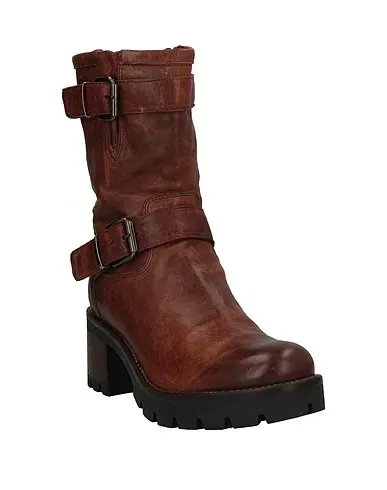 https://images.styletyx.com/images/cocoa-leather-ankle-boot-manas-13025865_2.webp