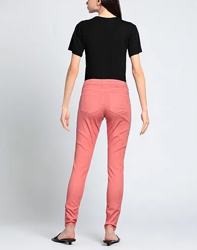 https://images.styletyx.com/images/coral-denim-denim-pants-maison-scotch-13346423_3.webp
