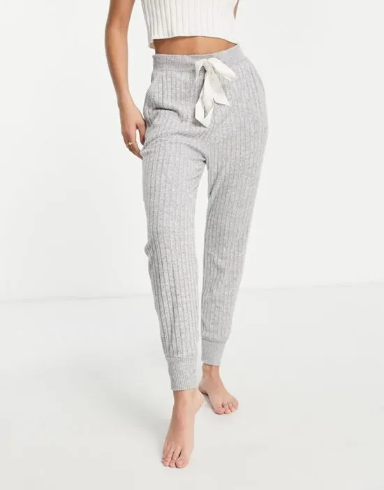 https://images.styletyx.com/images/cozy-loungewear-sweatpants-in-gray-abercrombie-fitch-2642819_1.webp
