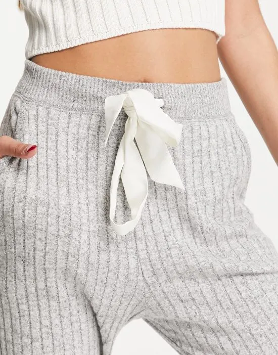 https://images.styletyx.com/images/cozy-loungewear-sweatpants-in-gray-abercrombie-fitch-2642819_3.webp