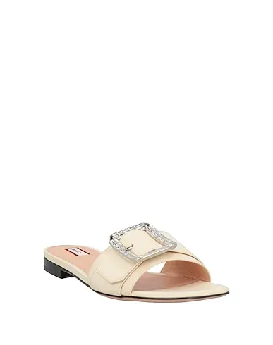 https://images.styletyx.com/images/cream-leather-sandals-bally-872676819_2.webp