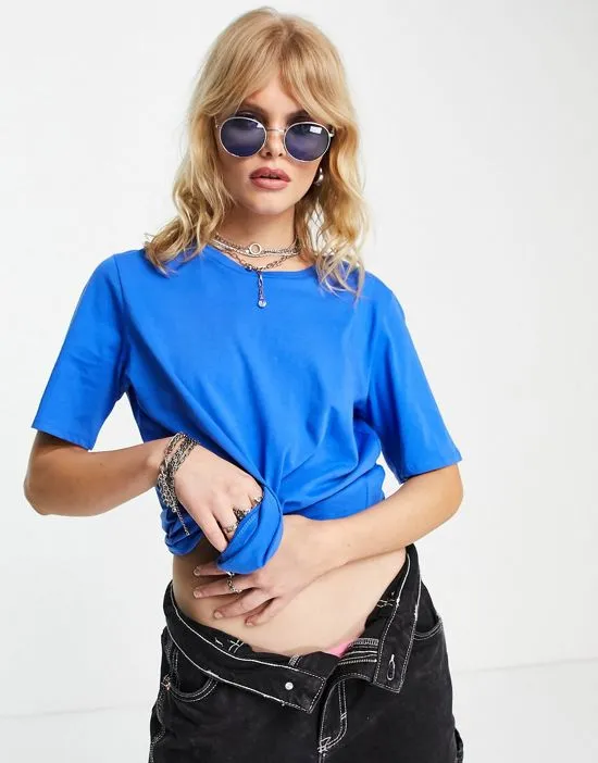https://images.styletyx.com/images/crewneck-t-shirt-in-bright-blue-only-2488913_4.webp