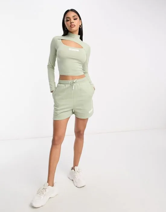 https://images.styletyx.com/images/crilly-jersey-shorts-in-green-ellesse-1765935102_4.webp