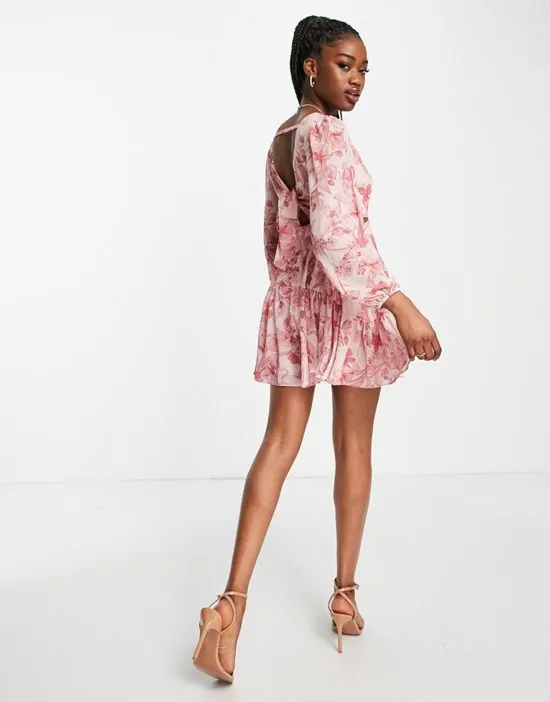 https://images.styletyx.com/images/cut-out-mini-tea-dress-in-fuchsia-floral-ever-new-2415006_2.webp