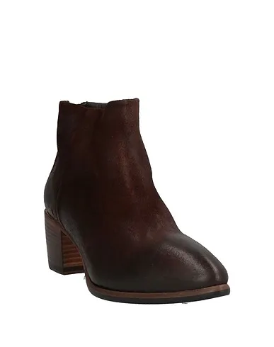 https://images.styletyx.com/images/dark-brown-leather-ankle-boot-preventi-1003739245_2.webp