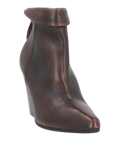 https://images.styletyx.com/images/dark-brown-leather-ankle-boot-zoe-1225332227_2.webp