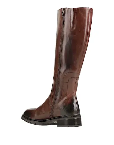 https://images.styletyx.com/images/dark-brown-leather-boots-studio-mode-1004907810_3.webp
