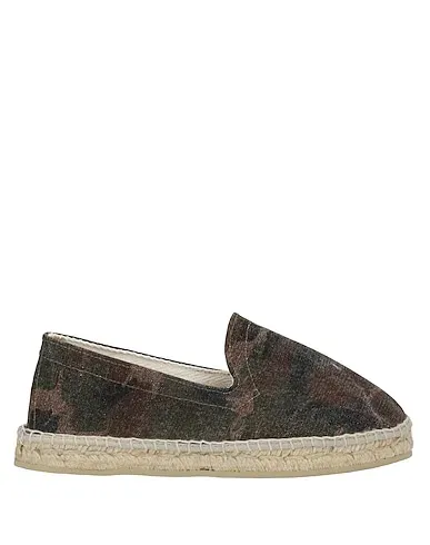 https://images.styletyx.com/images/dark-green-canvas-espadrilles-oas-824938_1.webp