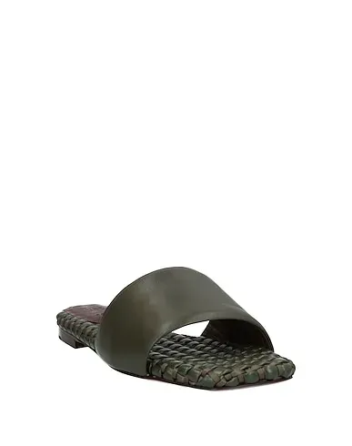 https://images.styletyx.com/images/dark-green-leather-sandals-hazy-13302595_2.webp