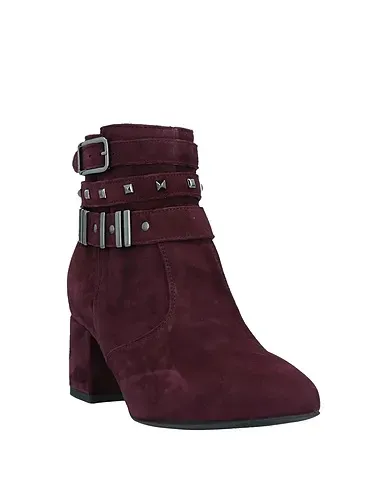 https://images.styletyx.com/images/deep-purple-ankle-boot-nero-giardini-2336297_2.webp