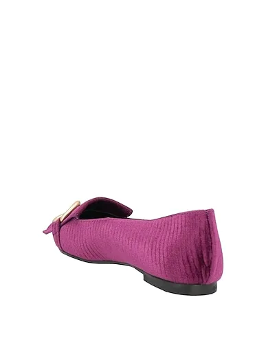 https://images.styletyx.com/images/deep-purple-velvet-loafers-giulia-neri-1625450585_3.webp