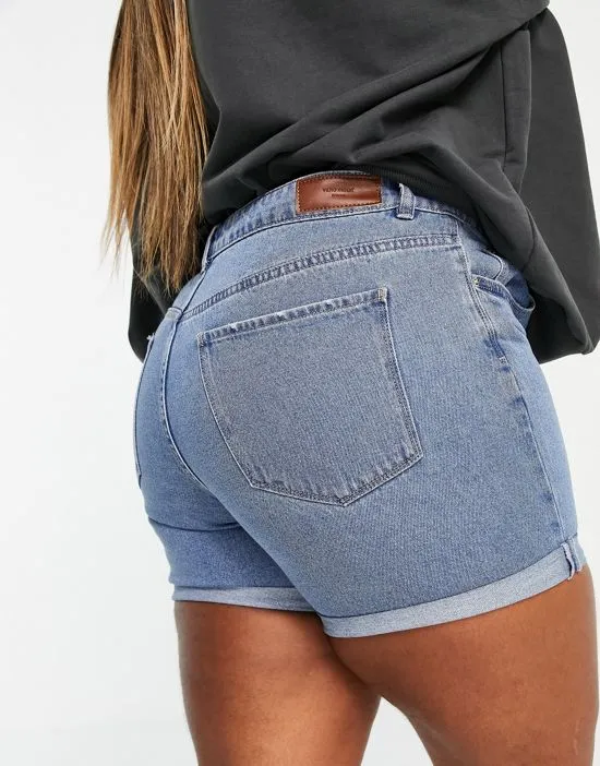 https://images.styletyx.com/images/denim-mom-shorts-in-light-blue-vero-moda-curve-2871170_2.webp