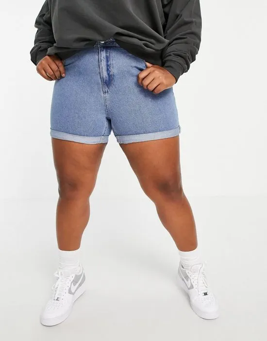 https://images.styletyx.com/images/denim-mom-shorts-in-light-blue-vero-moda-curve-2871170_3.webp