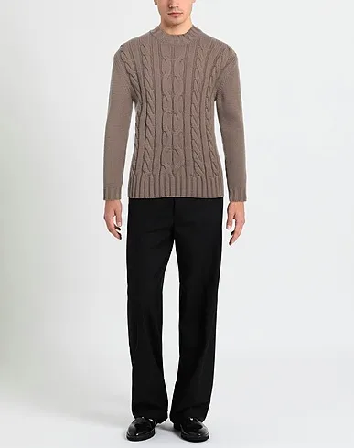 https://images.styletyx.com/images/dove-grey-knitted-turtleneck-hinnominate-1549542289_2.webp