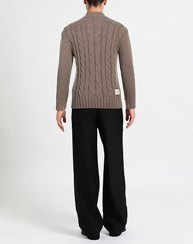 https://images.styletyx.com/images/dove-grey-knitted-turtleneck-hinnominate-1549542289_3.webp