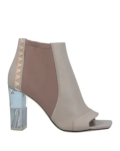 https://images.styletyx.com/images/dove-grey-leather-ankle-boot-emilio-pucci-466097_1.webp