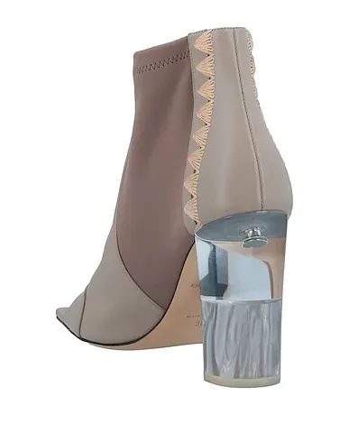 https://images.styletyx.com/images/dove-grey-leather-ankle-boot-emilio-pucci-466097_3.webp