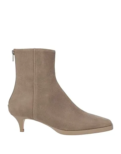 https://images.styletyx.com/images/dove-grey-leather-ankle-boot-maison-margiela-13445392_1.webp