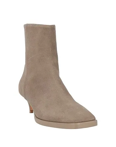 https://images.styletyx.com/images/dove-grey-leather-ankle-boot-maison-margiela-13445392_2.webp