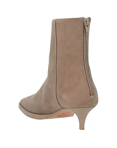 https://images.styletyx.com/images/dove-grey-leather-ankle-boot-maison-margiela-13445392_3.webp