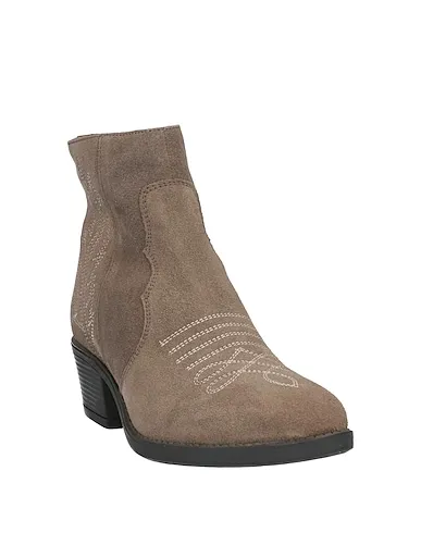 https://images.styletyx.com/images/dove-grey-leather-ankle-boot-pregunta-2357495_2.webp