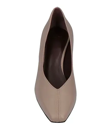 https://images.styletyx.com/images/dove-grey-leather-pump-hazy-13415750_4.webp