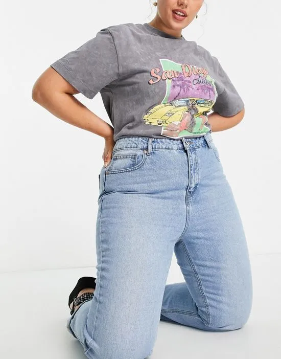 https://images.styletyx.com/images/dtt-plus-veron-relaxed-fit-mom-jeans-in-light-blue-wash-don-t-think-twice-plus-1956995_4.webp