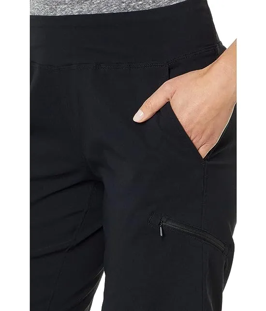 https://images.styletyx.com/images/dynama-2tm-bermuda-shorts-mountain-hardwear-3308312_3.webp