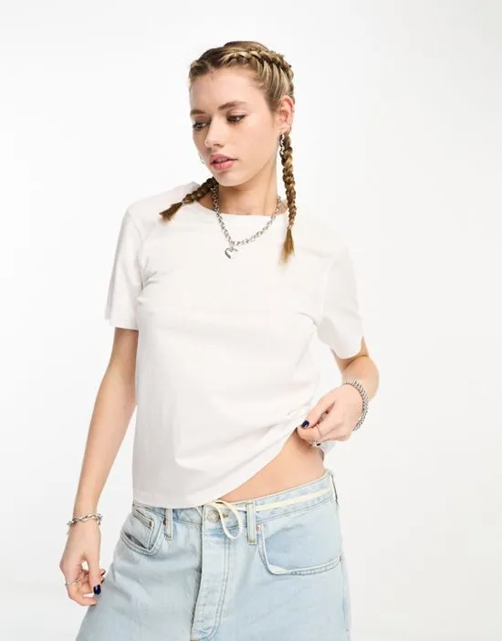 https://images.styletyx.com/images/essence-standard-t-shirt-in-white-weekday-1503417908_3.webp