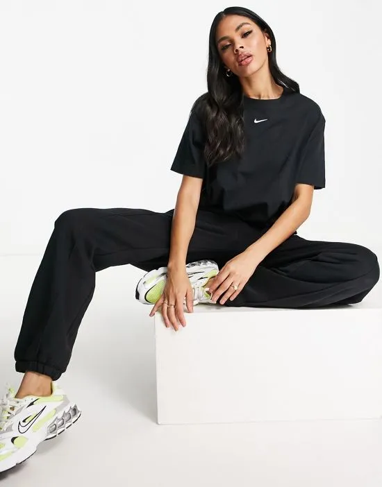 https://images.styletyx.com/images/essential-boyfriend-t-shirt-in-black-nike-2215510_4.webp
