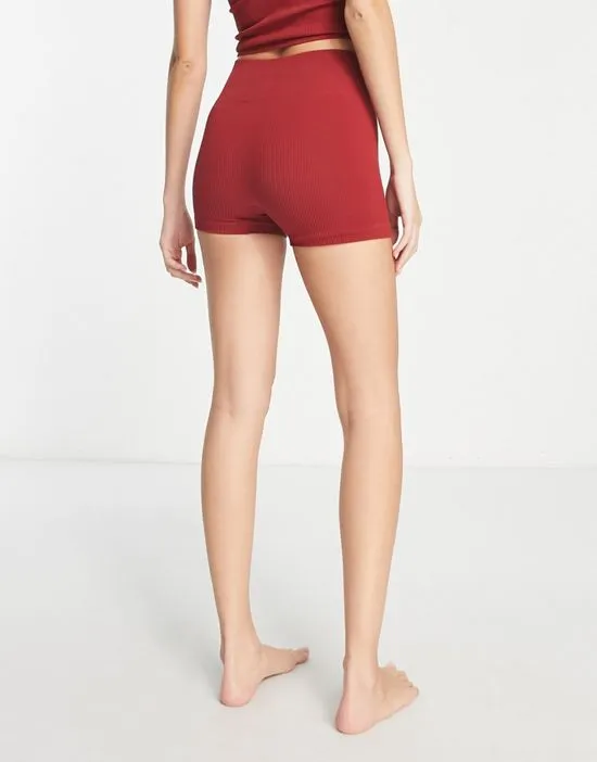 https://images.styletyx.com/images/essential-seamless-rib-booty-short-in-burgundy-hiit-12911486_4.webp