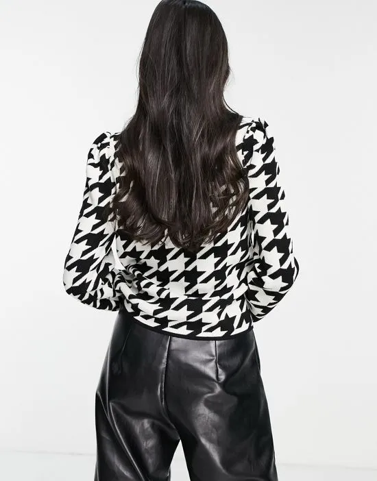https://images.styletyx.com/images/exclusive-knitted-top-with-high-neck-and-cut-out-in-oversized-houndstooth-vila-2402523_4.webp