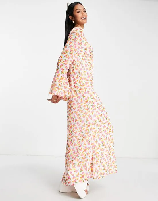 https://images.styletyx.com/images/exclusive-maxi-dress-with-fluted-sleeves-in-floral-print-vila-1826413_3.webp
