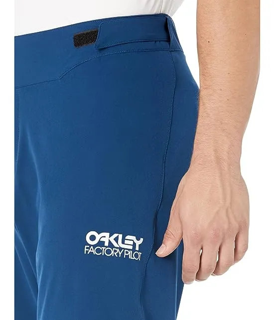 https://images.styletyx.com/images/factory-pilot-lite-mtb-shorts-oakley-12991308_3.webp