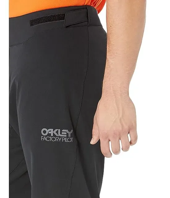 https://images.styletyx.com/images/factory-pilot-lite-mtb-shorts-oakley-12991309_3.webp