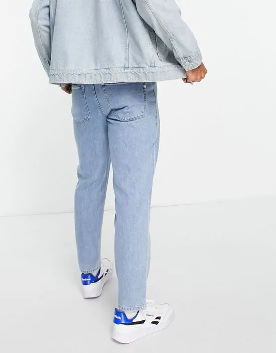https://images.styletyx.com/images/farah-rushmore-tapered-jeans-in-light-wash-farah-1833212_4.webp
