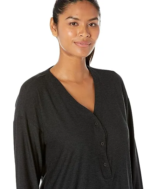 https://images.styletyx.com/images/featherweight-oversized-henley-sleep-tee-beyond-yoga-13021006_3.webp
